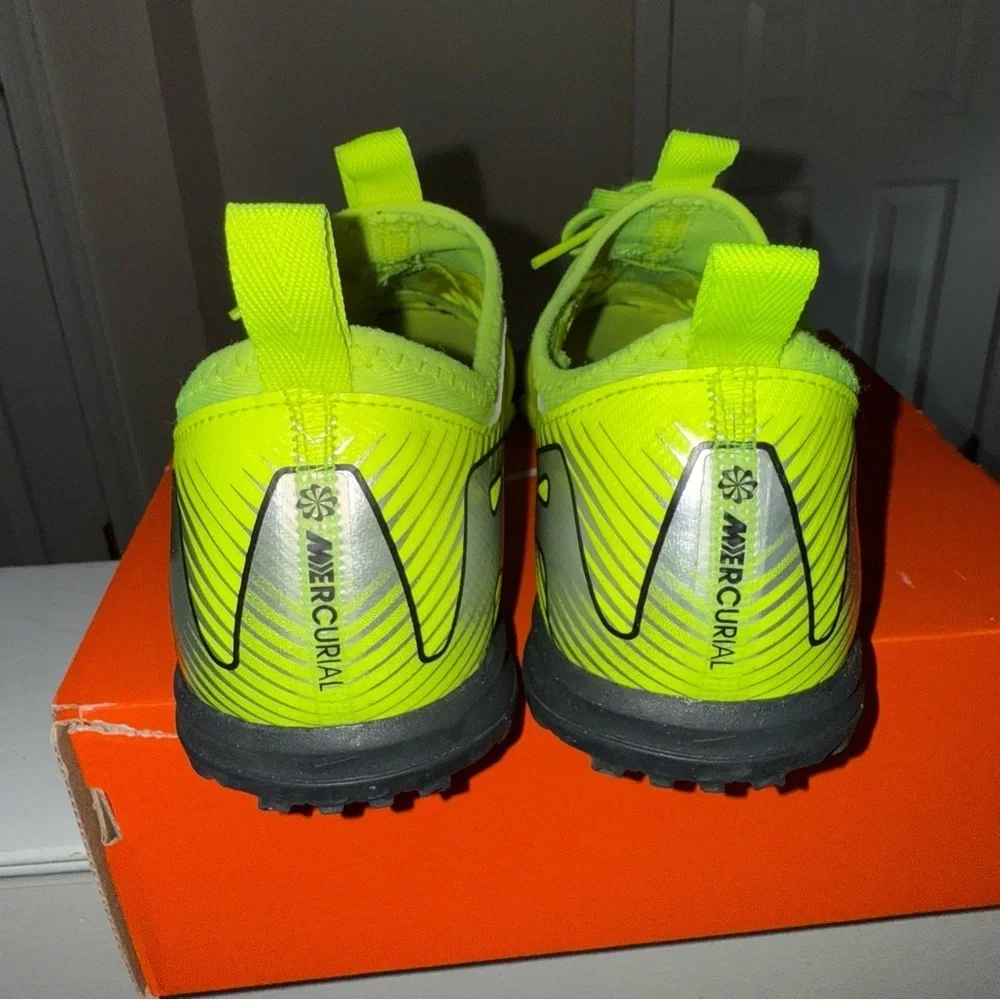 NIKE JUNIOR ZOOM MERCURIAL VAPOR 10 ACADEMY TF TURF SOCCER CLEATS - VOLT/BLACK